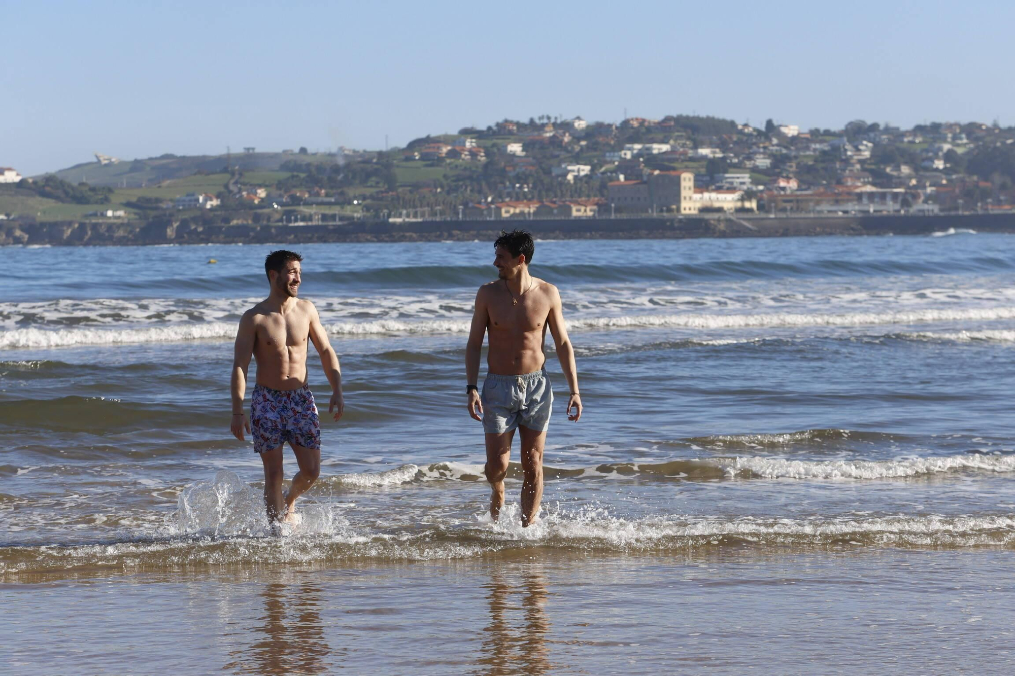 En imágenes: Las bajas temperaturas no frenan a los bañistas de San Lorenzo