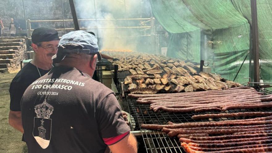 Covelo combate la ola de calor con carne a la brasa