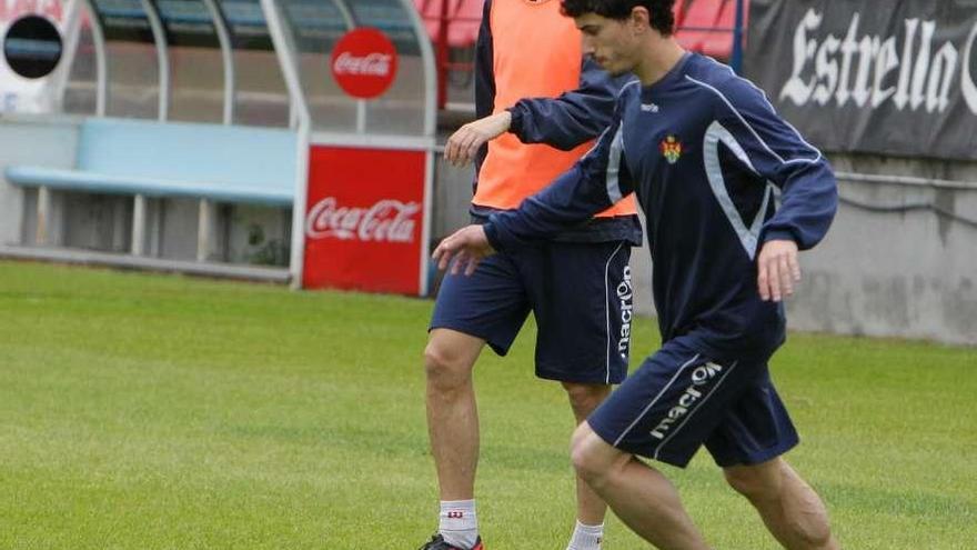 Íker Alegre se dispone a golpear el balón en un entrenamiento del Ourense en O Couto. // Jesús Regal