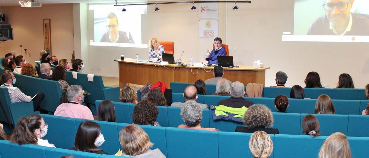 Los asistentes escuchan atentos la ponencia de un participante.