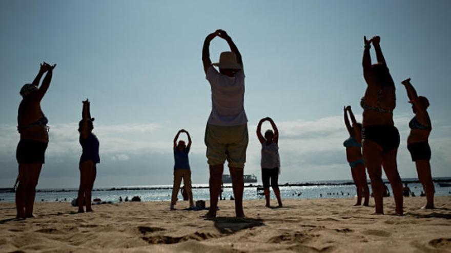 Imagen de archivo de un grupo de personas haciendo ejercicio en la playa de Las Teresitas.