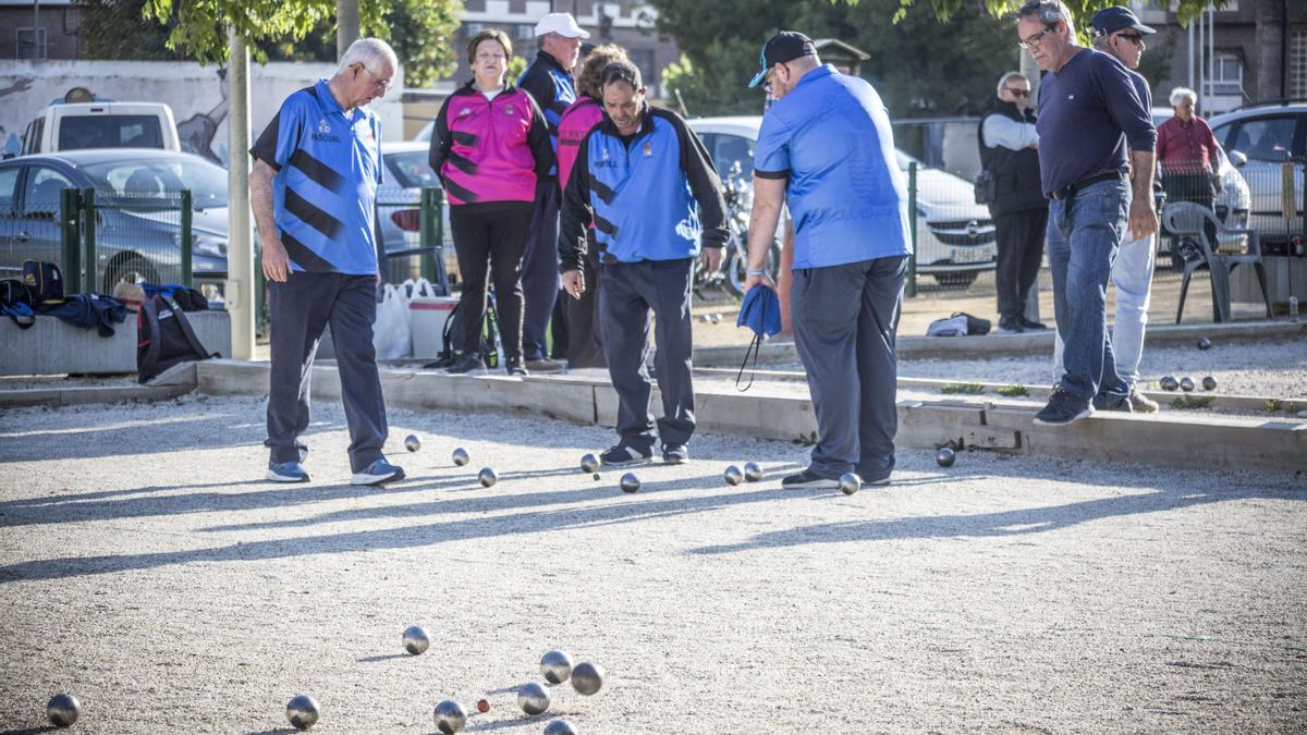 Los viernes suelen reunirse unos 50 jugadores del Club Petanca El Campello para la «melé».