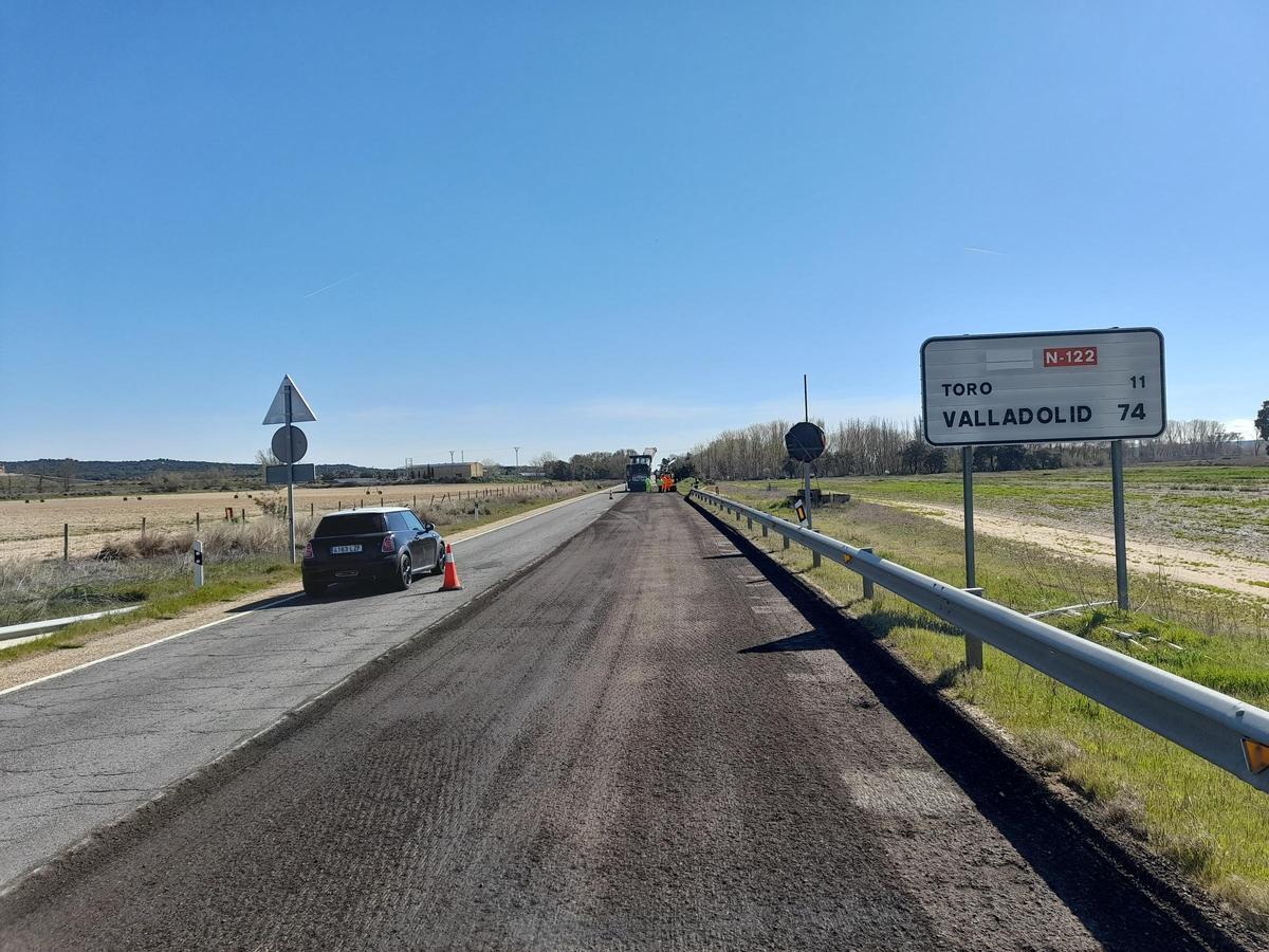 Un vehículo circula por el único carril habilitado de la vía en un tramo del municipio de Toro.