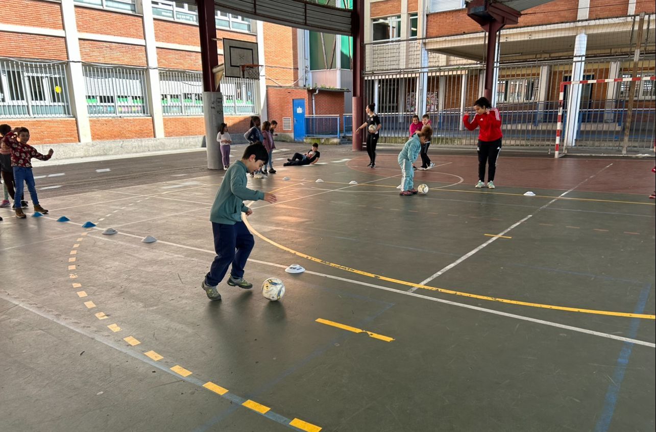 El Gijón Fútbol Femenino, entrenador del colegio Príncipe de Asturias por un día (en imágenes)