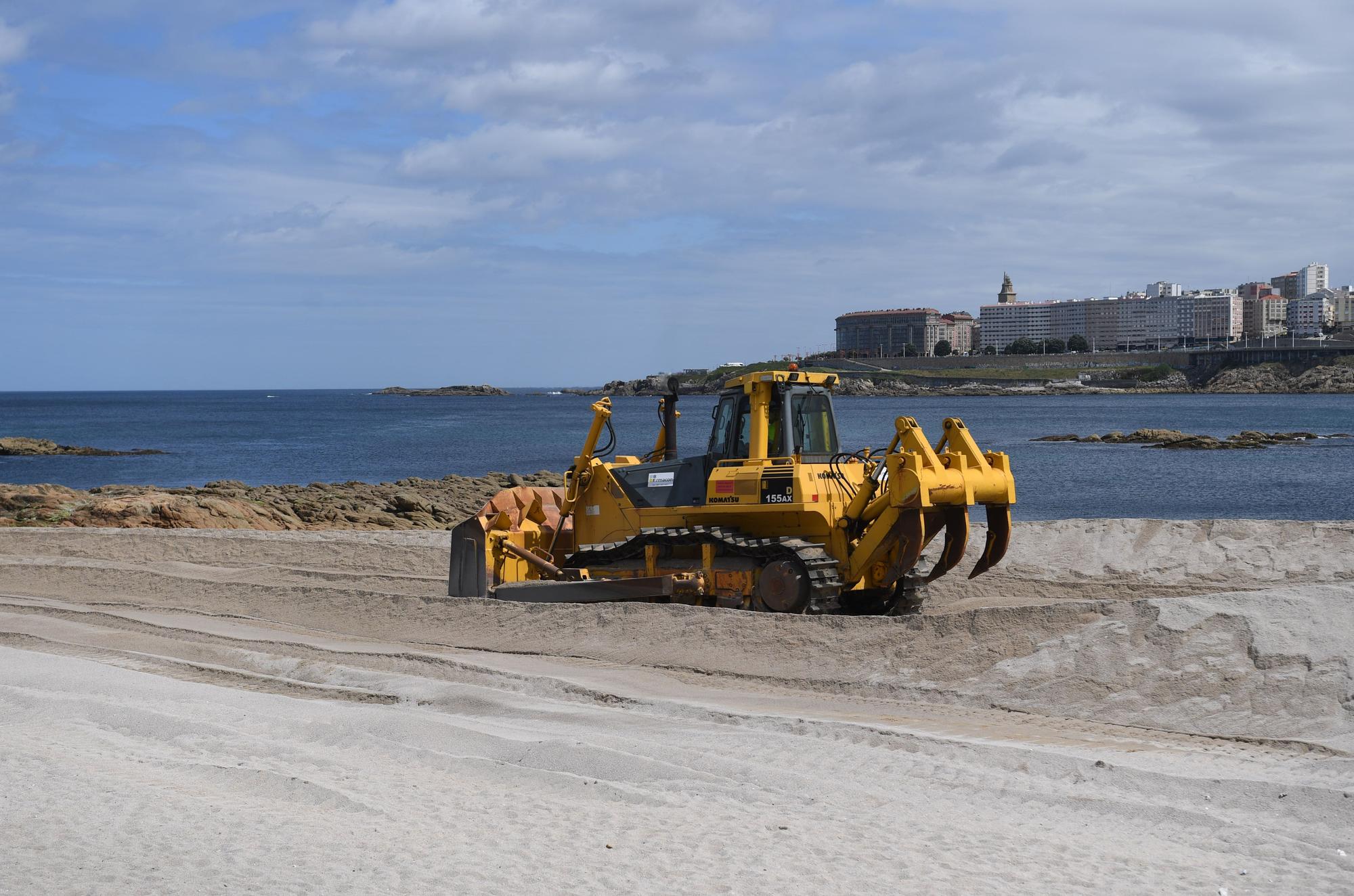 Comienza la retirada de la duna que protege la playa de Riazor
