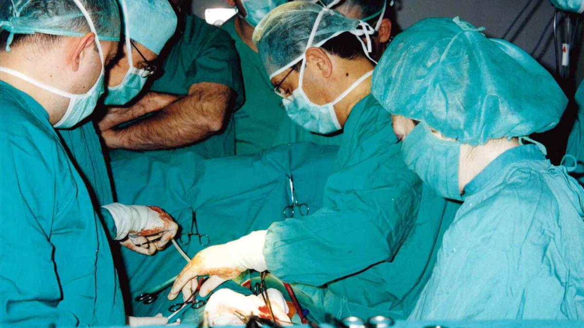 Un instante de la primera operación de trasplante de corazón en Aragón, hace 25 años.