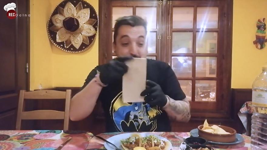 Un youtuber se graba probando en Alicante el segundo picante más potente del mundo