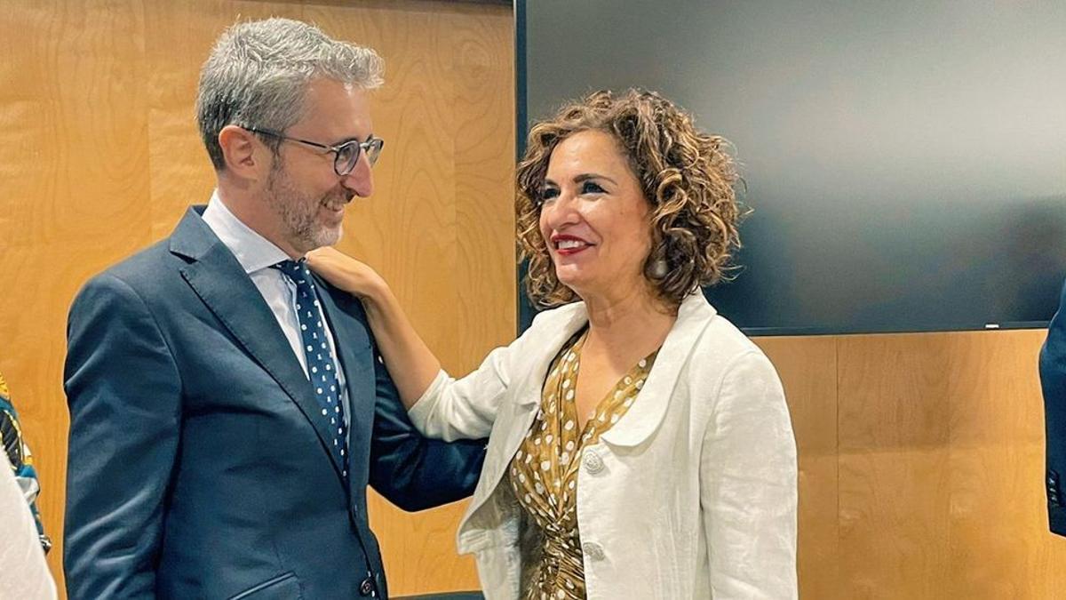 Arcadi España saluda a la ministra de Hacienda, María Jesús Montero, este miércoles en el CPFF.