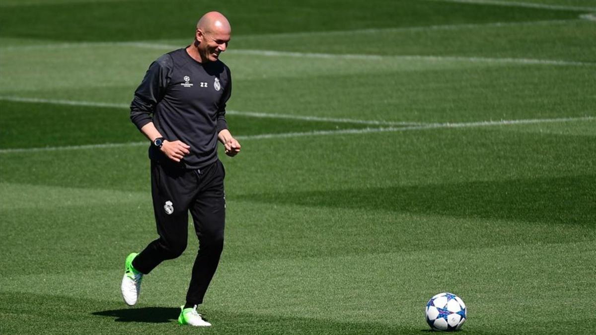 Zidane, durante el entrenamiento de esta mañana