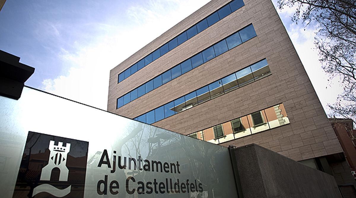 L’exarquitecte municipal de Castelldefels Antoni Gomà parla amb la premsa al sortir del judici.
