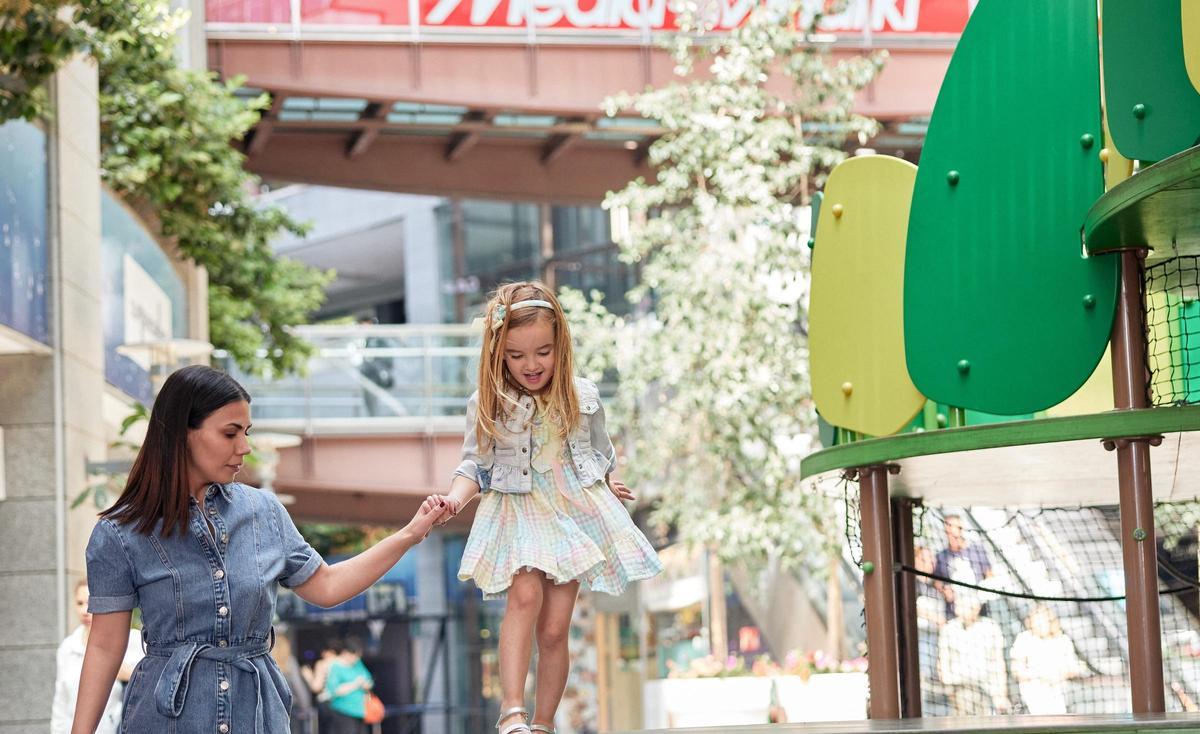 Miles de familias, parejas y grupos de amigos han confiado en el centro comercial en estas dos décadas.