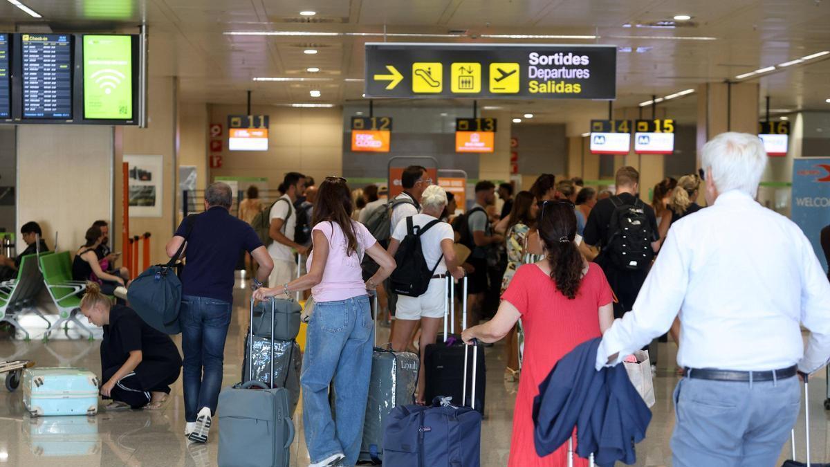 Turistas circulando por el aeropuerto de Ibiza