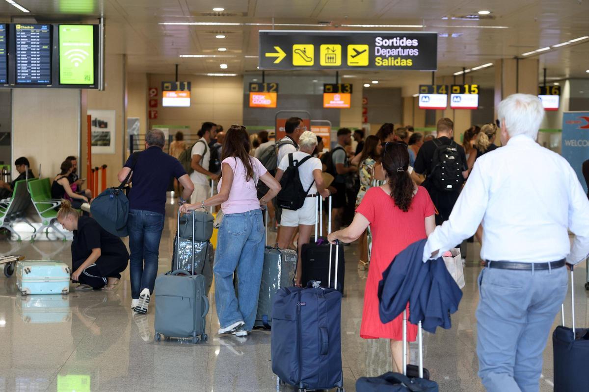 Turistas circulando en el aeropuerto de Ibiza