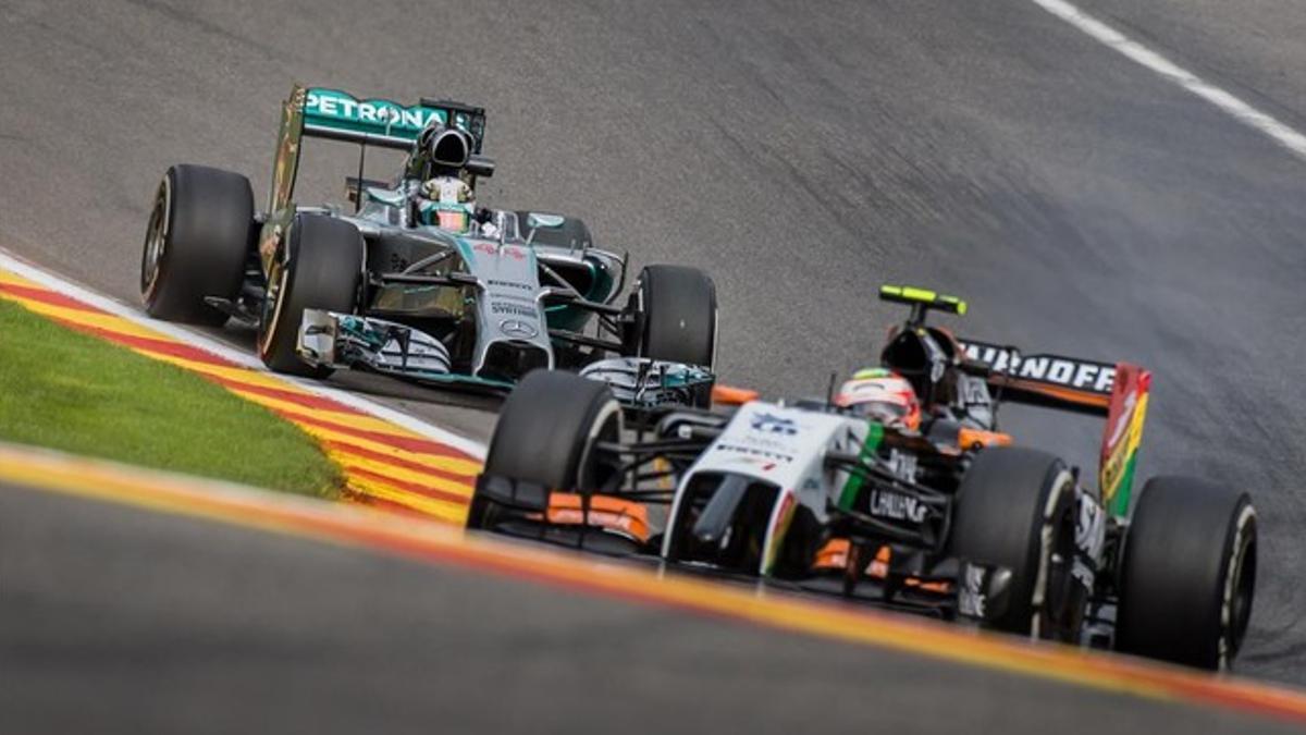 Hamilton, detrás de Sergio Pérez en los entrenamientos de este viernes en Spa.