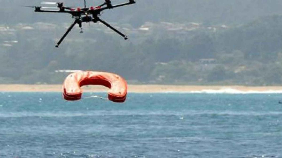 Un dron, equipado con un chaleco salvavidas.
