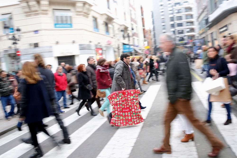 Día de compras navideñas en Oviedo y Gijón