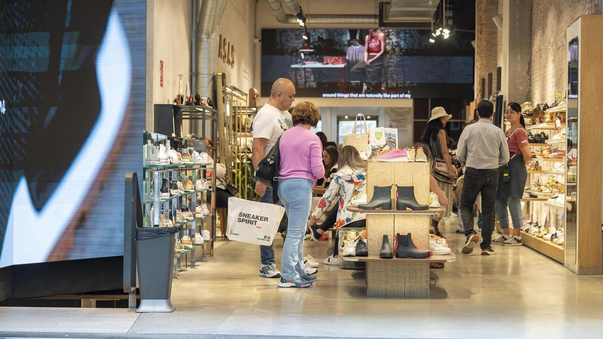 Ambiente el primer día de tiendas abiertas en domingo en las zonas turísticas en mayo de 2025.