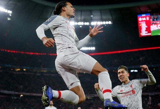 Virgil van Dijk (i) del Liverpool celebra tras anotar un gol este miércoles, durante un partido de octavos de final de la Liga de Campeones UEFA, entre el Bayern Munich y el Liverpool FC, en el estadio Allianz Arena de Munich (Alemania).