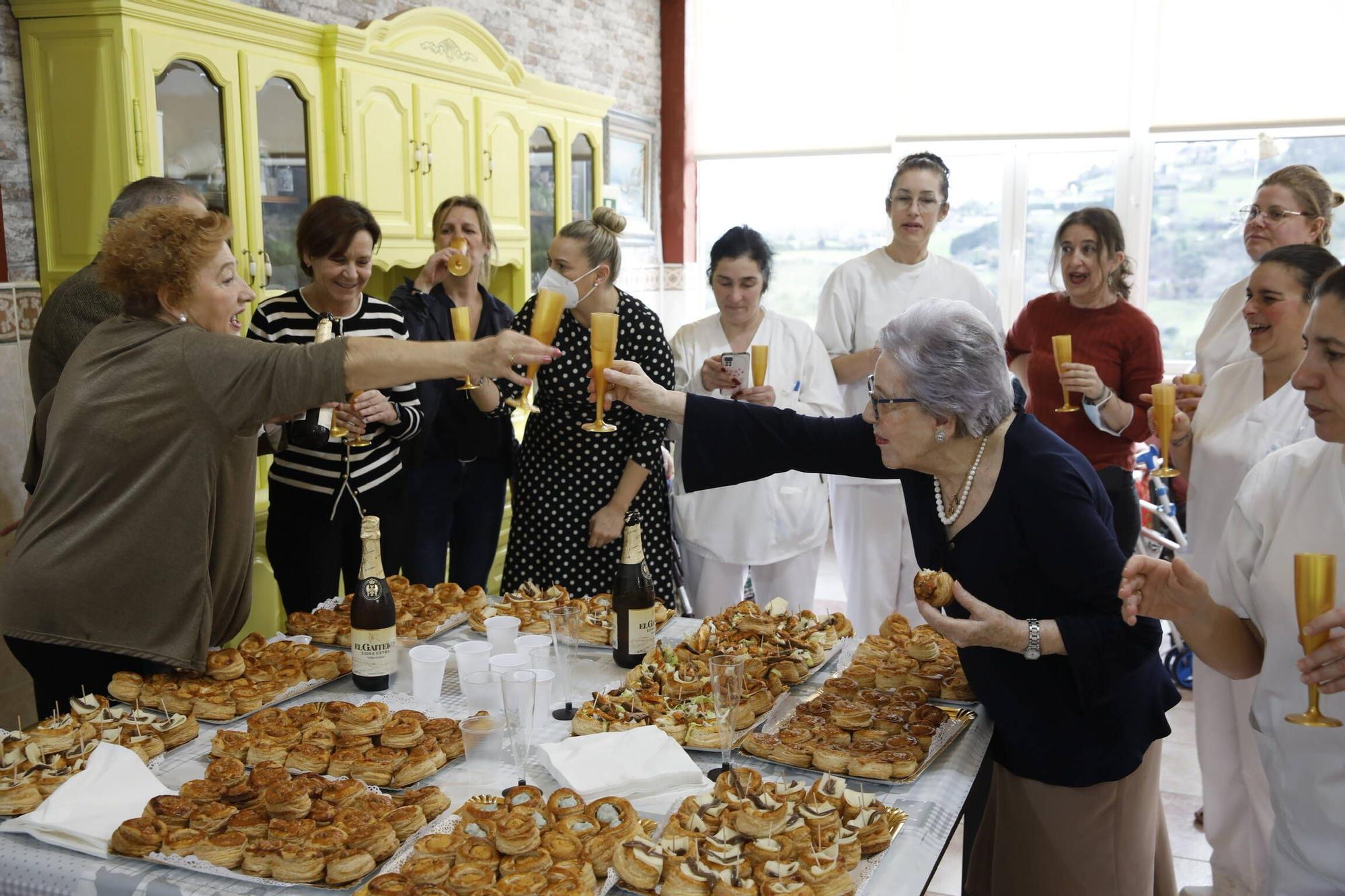 En imágenes: Visita de Carmen Moriyón a los centenarios gijoneses