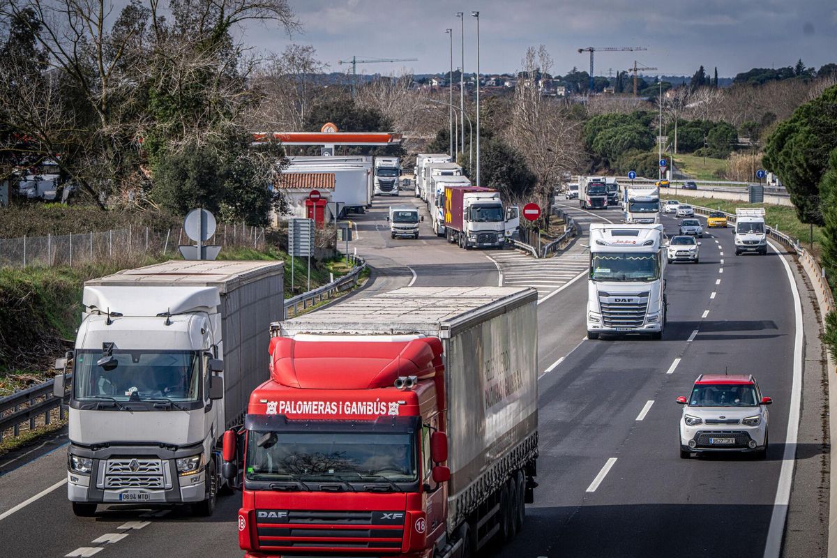 Bacelona 13/03/25 Sociedad. Tema del día del domingo. AP-7 y conflicto con los camiones tras su gratuidad. Entrevistamos a diferentes camioneros en el area de servicio del Montsey. AUTOR: MANU MITRU