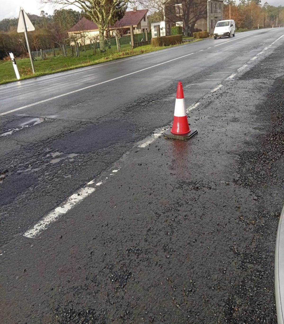 Un cono señaliza una zona muy deteriorada de la N-640.