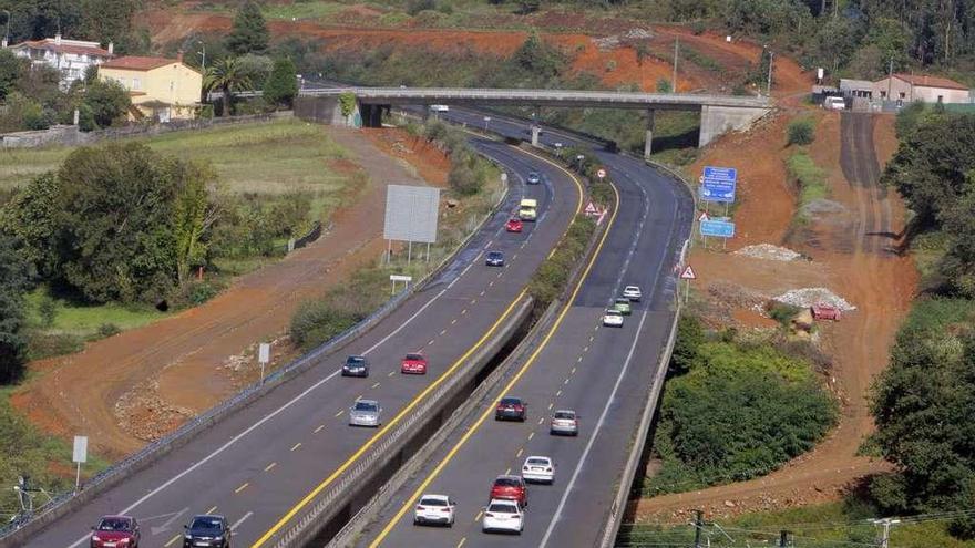 Obras de ampliación de la AP-9 a su paso por Santiago.