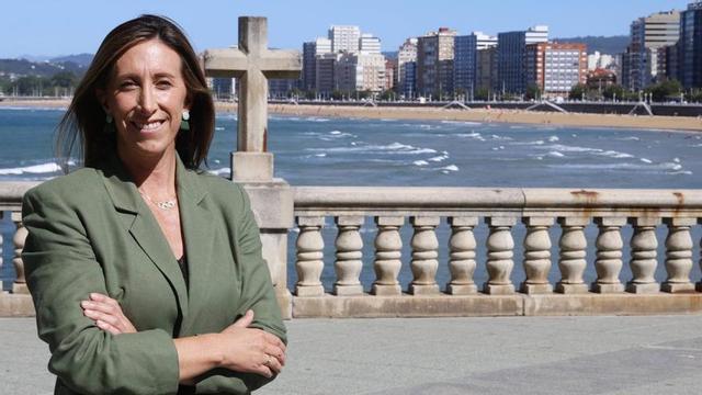 Ángela Pumariega, en el campo Valdés, con la playa de San Lorenzo al fondo.  | ÁNGEL GONZÁLEZ