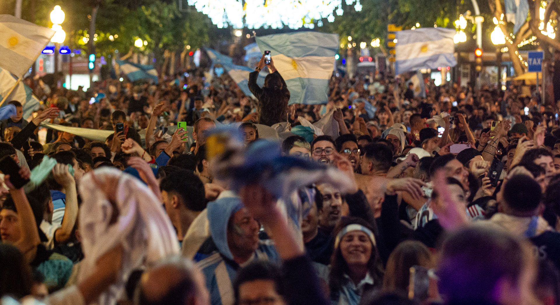 Aficionados argentinos celebran la victoria de su selección en las calles de Alicante