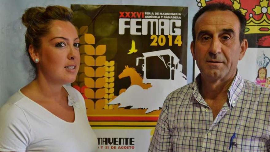 Ana San Román, edil de Deportes, y Miguel Ángel Nuevo, concejal de Ferias, junto al cartel de Femag.