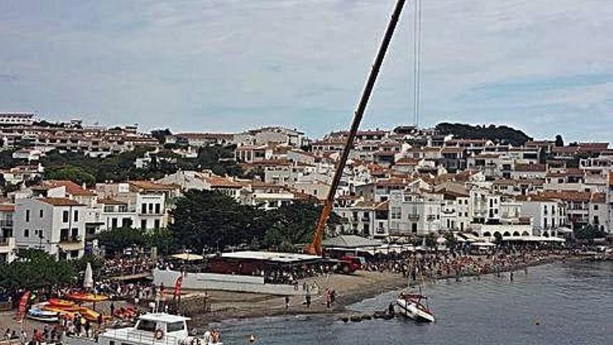 La grua retirant l&#039;embarcació de les roques.