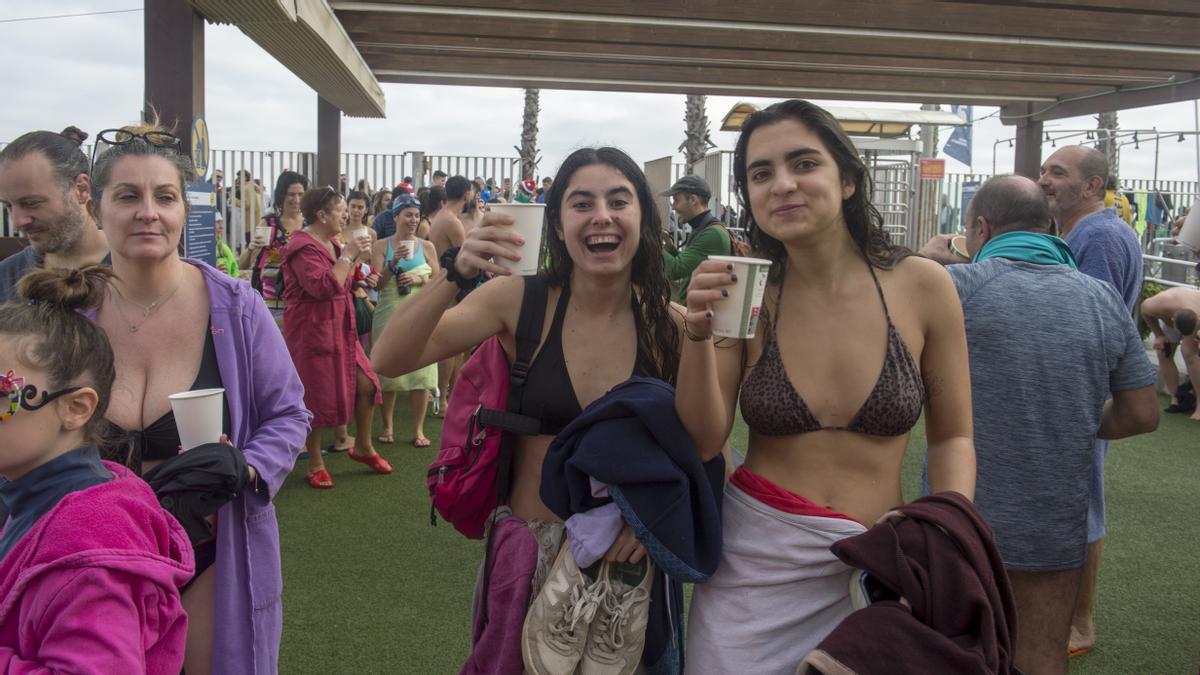 Primer baño del año en la playa de la Barceloneta