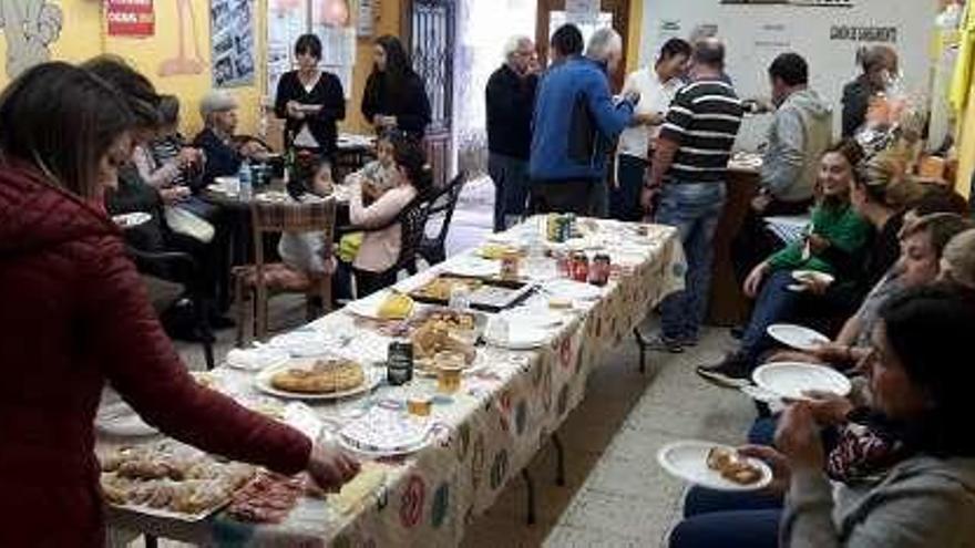 Asistentes a la fiesta del socio de &quot;Sebarga&quot;.