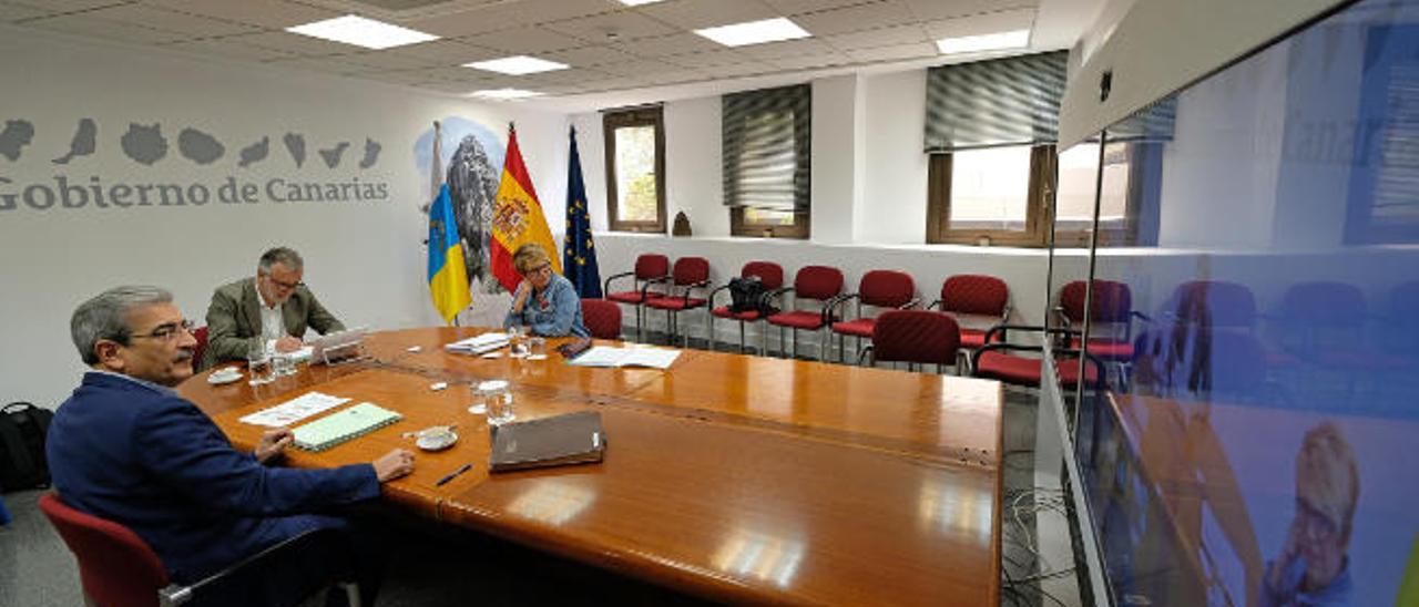 El presidente, Ángel Víctor Torres, junto al vicepresidente y consejero de Hacienda, Román Rodríguez, y la consejera de Economía, Elena Máñez, ayer.