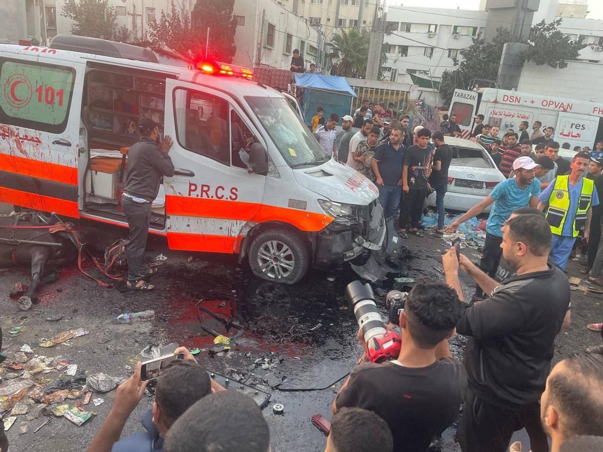 Ambulancias palestinas bombardeadas a las afueras del hospital Al-Shifa de Gaza