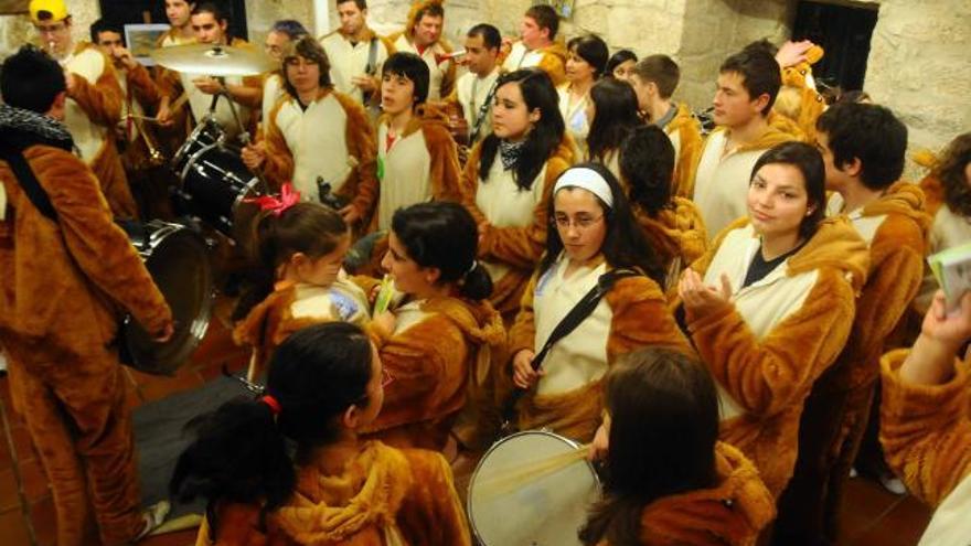 O festival de comparsas de San Martiño celebrouse no centro sociocultural