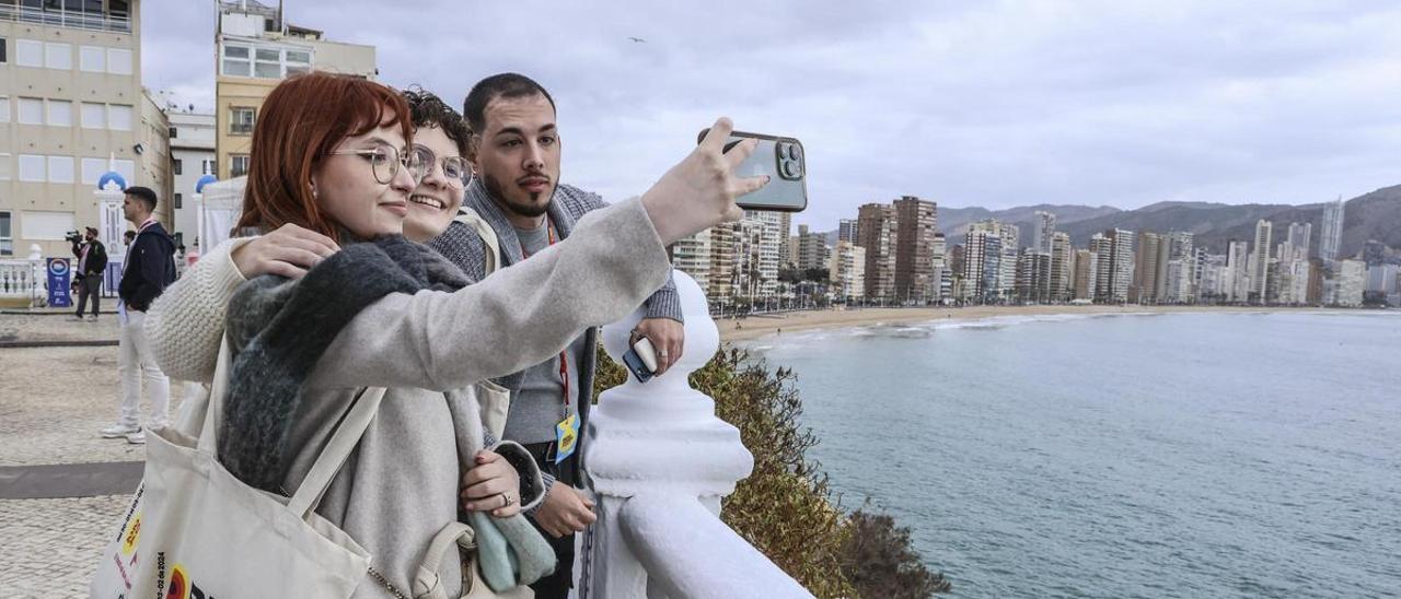 Un grupo de jóvenes que pasan estos días en la ciudad por el Benidorm Fest.