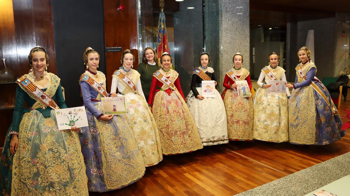 La fallera mayor infantil de Torrent y su Corte de Honor con los dibujos ganadores