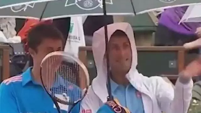 El bonito detalle de Djokovic con un niño que se estaba mojando bajo la lluvia