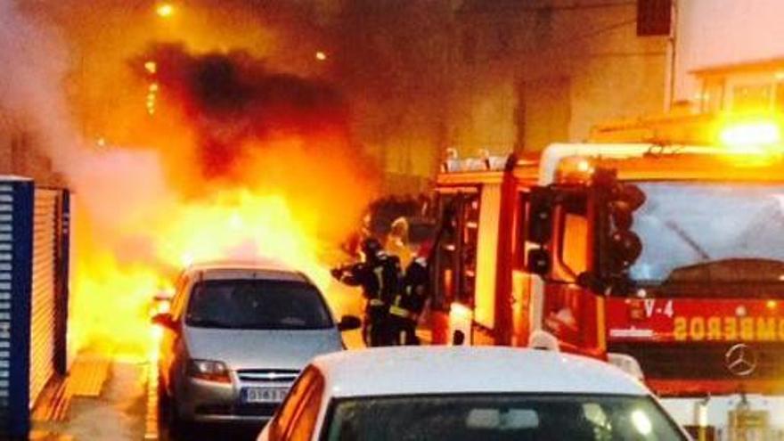 Los bomberos extinguiendo el fuego ayer en Alicante.