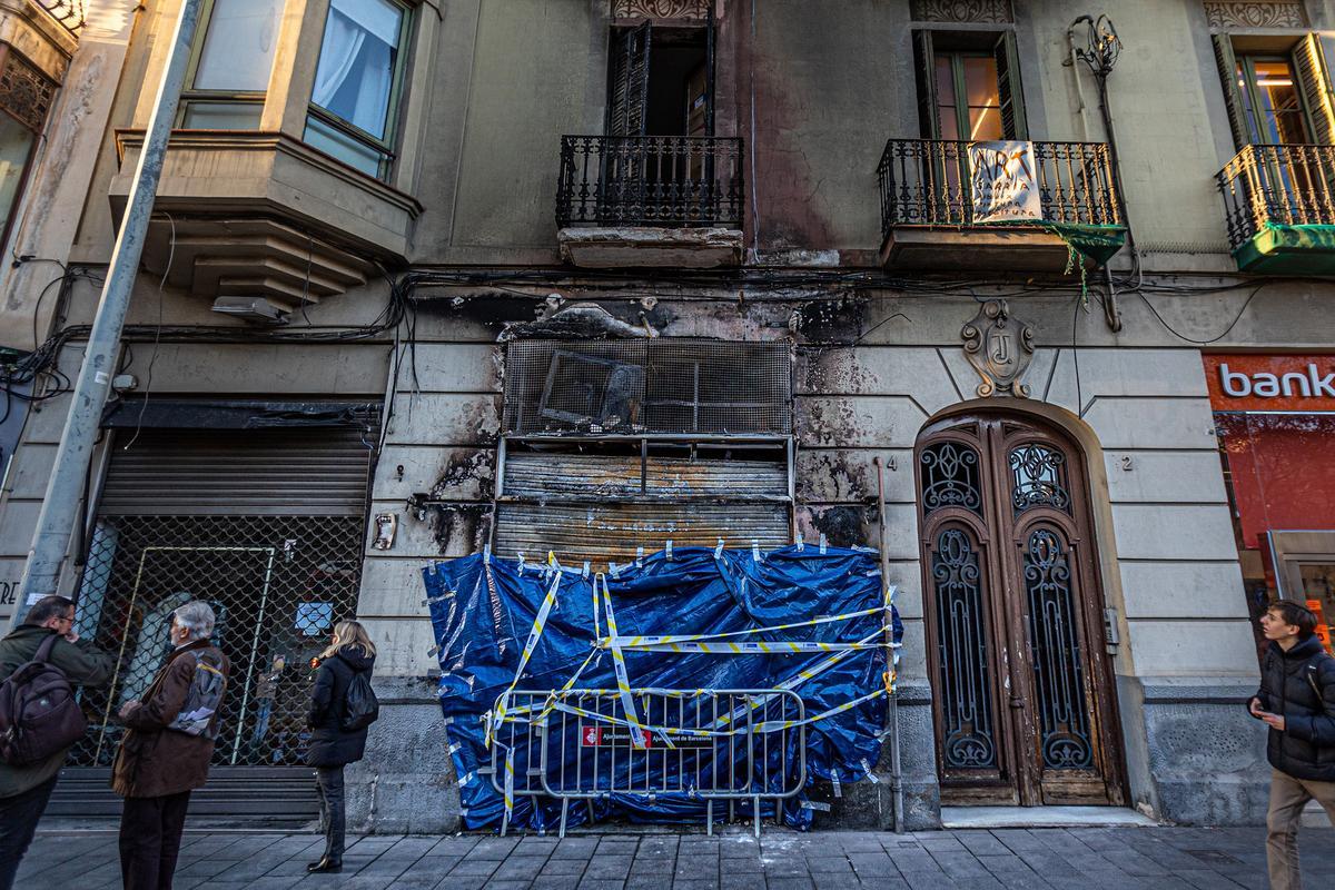 Llibreria de la Plaça, en Sarrià, al día siguiente del incendio que la calcinó (enero de 2023)