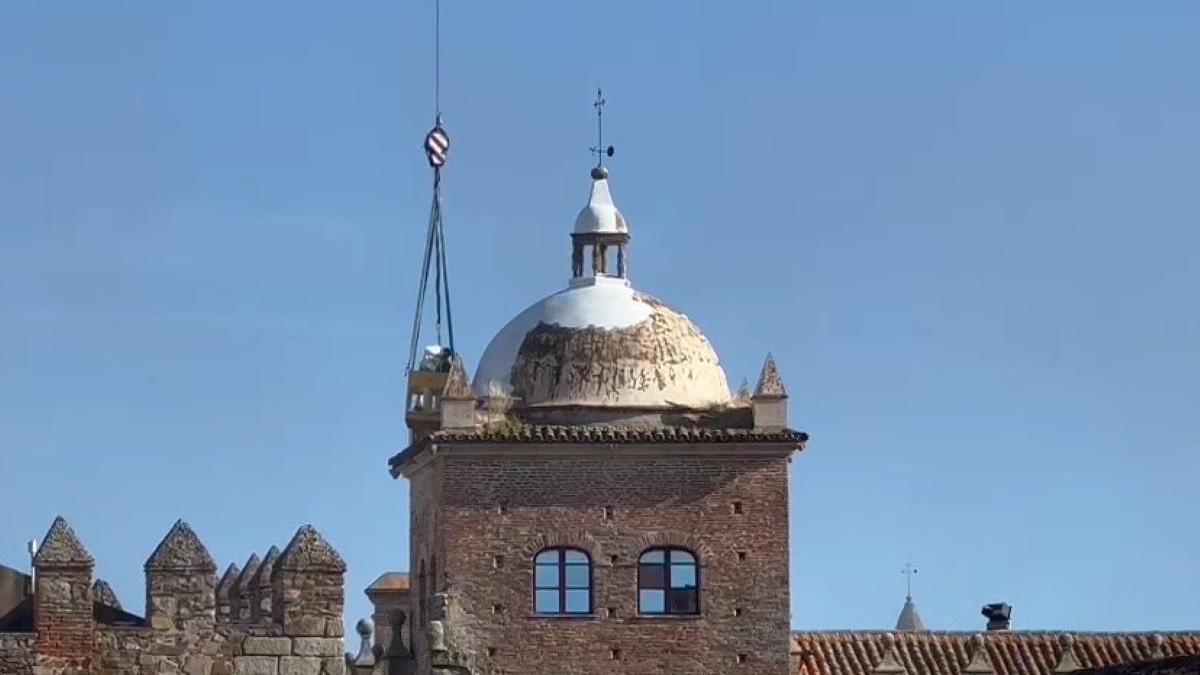 Los operarios trabajando desde la grúa.