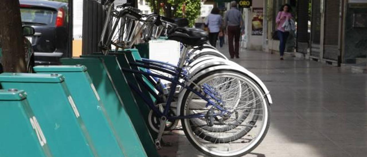 Escasas bicicletas de alquiler aparcadas en la base de Ambici ubicada en la céntrica avenida Santos Patronos de Alzira.