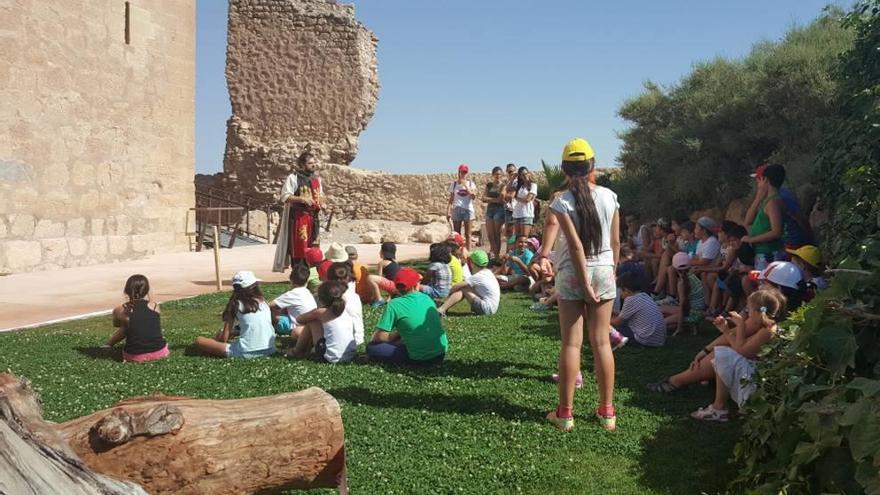 Niños durante una excursión de la escuela de verano