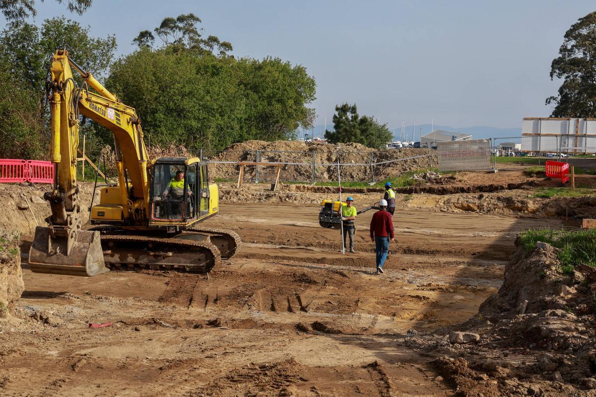 Operarios de la empresa concesionaria trabajando en el espacio del futuro centro de talasoterapia.