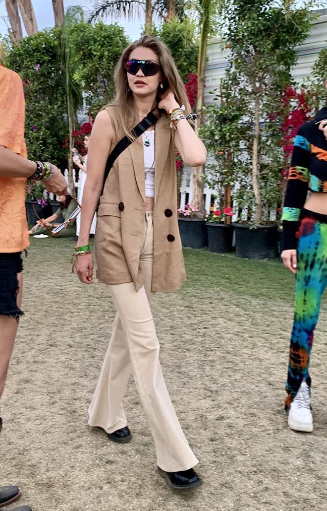 Gigi Hadid, con chaleco de Mango, en el festival de Coachella 2019