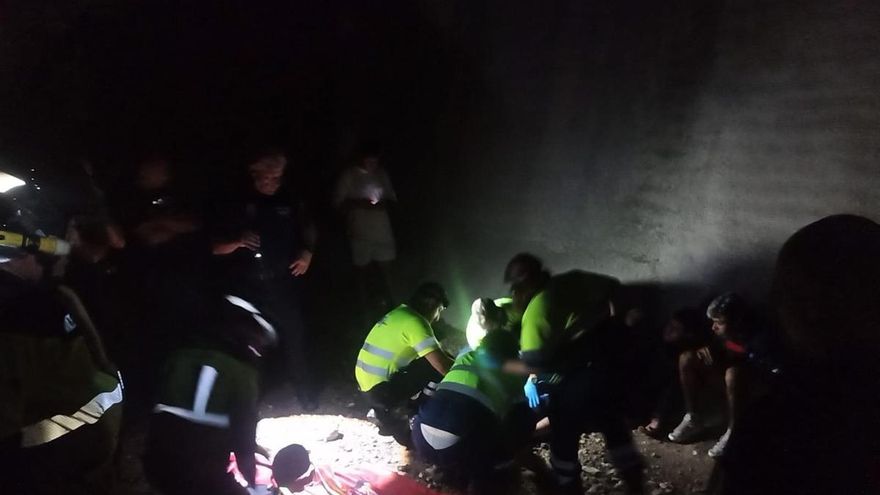 Se cae al río Segura en Beniel cuando intentaba coger a su gato de un tejado