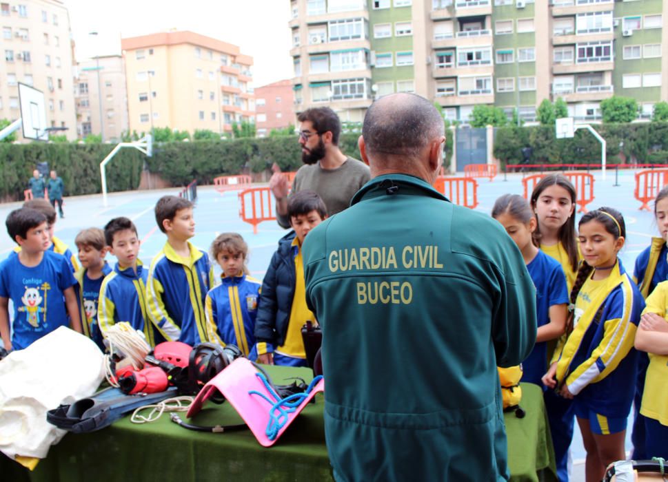 La Guardia Civil realiza una exhibición de medios técnicos y humanos en Capuchinos