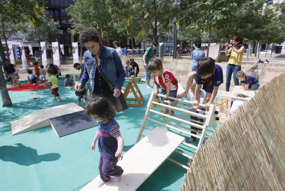 El festival Ludivers omple de jocs la plaça U d''octubre