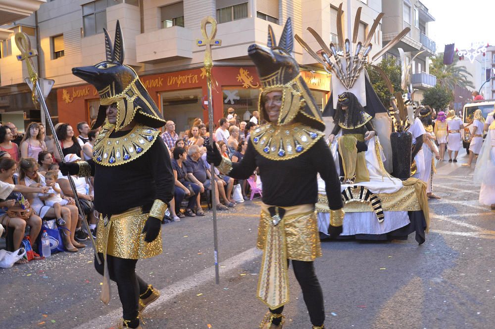 El popular desfile de la Gran Charanga en Elche reúne a más de 4.500 participantes