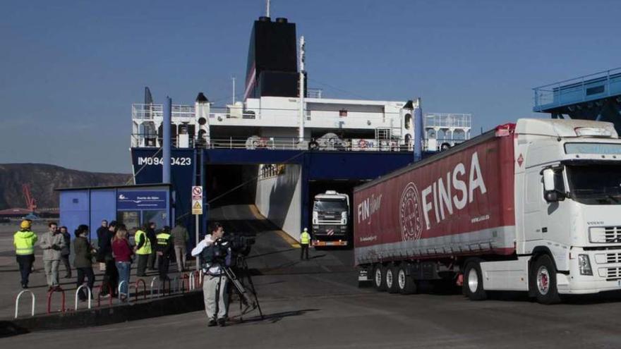 Camiones saliendo de uno de los buques que cubren la autopista del mar de Gijón.